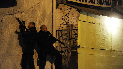 NATTLIG AKSJON: Brasils beste politistyrker sikret i dag Rosinha-favelaen. Foto: AFP/Antonio Scorza/Scanpix