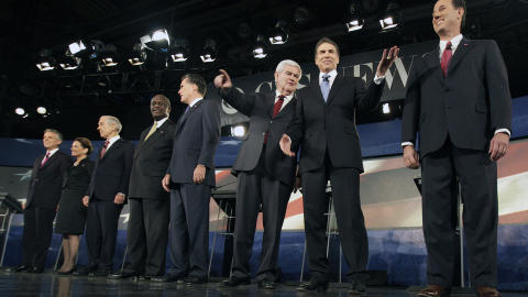 PRESIDENTRACE: Utenrikspolitikk er langtfra det viktigste i det republikanske prim�rvalget, men her er kandidatene samlet for � diskutere waterboarding, Iran og andre sp�rsm�l. Fra h�yre: Rick Santorum, Rick Perry, Newt Gingrich, Mitt Romney, Herman Cain, Ron Paul, Michele Bachmann og Jon Huntsman. Foto: John Adkisson/Reuters/Scanpix