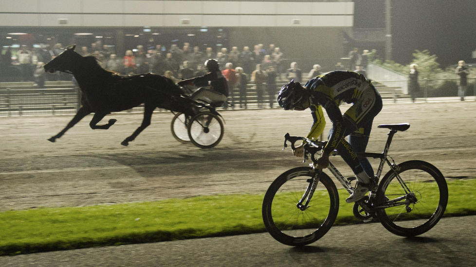 HEST ER BEST: Johnny Hoogerland gjorde et tappert fors�k, men gikk tapende ut av duellen med Nederlands raskeste hest. Foto:   AFP PHOTO/ ANP/ MARCEL ANTONISSE