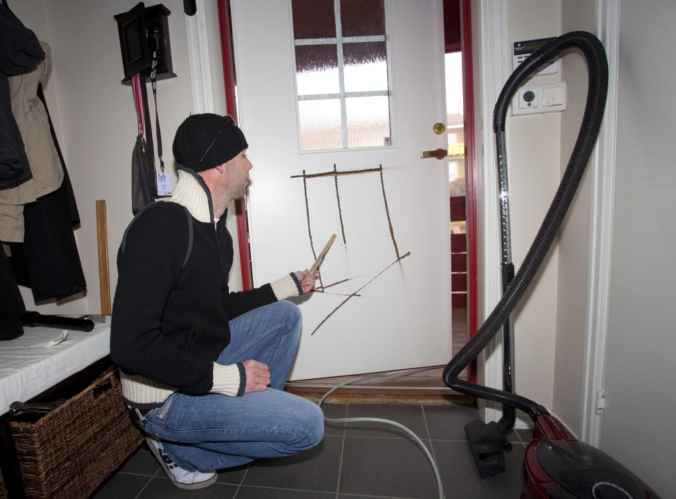 MOTORSAG-INNBRUDD: 33-�ringen i �s hadde akkurat lagt seg i g�r kveld da en 34 �r gammel mann pr�vde � skj�re seg gjennom ytterd�ra med en motorsag. Foto: Torbj�rn Berg / Dagbladet