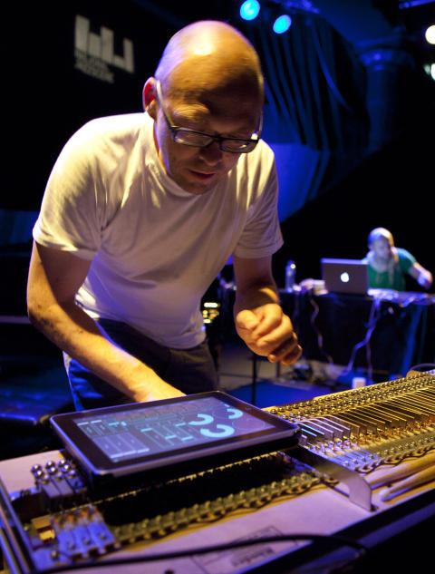 SELGER MUSKK P� NETT: Jazzmusiker Bugge Wesseltoft driver ogs� nettbutikken Gubemusic, der man kan kj�pe og laste ned musikk i cd-kvalitet og s�kalt masterkvalitet. Foto: Egil Hansen