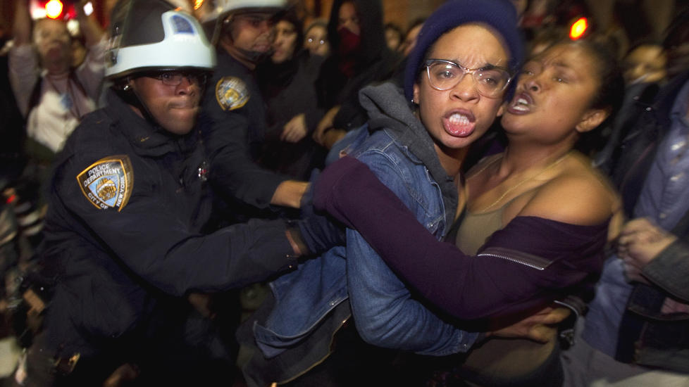 FJERNES: �Occupy Wall Street�-demonstrasjonen som oppsto for omlag en m�ned siden i New York, har spedd seg fra kyst til kyst i USA.   

Men n� har amerikansk politi liten t�lmodighet med demonstrantene. I dag fjerner politi demonstranter fra en park i New York.  Foto: Lucas Jackson / Reuters / Scanpix