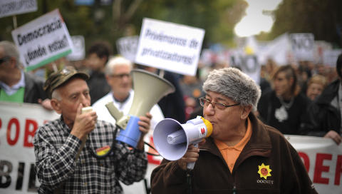 Protesterer: R�rsla til dei indignerte i Madrid demonstrerer mot budsjettkutt og arbeidsl�yse. �I ein situasjon der arbeidsl�ysa omfattar 22 prosent av arbeidsstokken, er det dei unge som betaler den h�gaste prisen�, skriv Johannes Nymark. Foto: Pedro Armestre/AFP/Scanpix