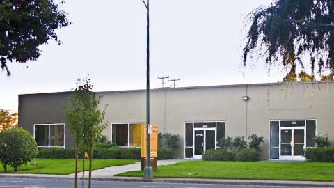 HER SKJEDDE DET: I denne anonyme bygningen i 365 East Middlefield Road i Mountainview, California, ble Intel 4004 oppfunnet i 1971. Det er i dette omr�det, bedre kjent som Silicon Valley, at mye av grunnlaget for dagens digitale verdensbilde ble lagt - bare en kort kj�retur unna skulle ogs� Apple bli f�dt noen �r senere. Foto: Intel