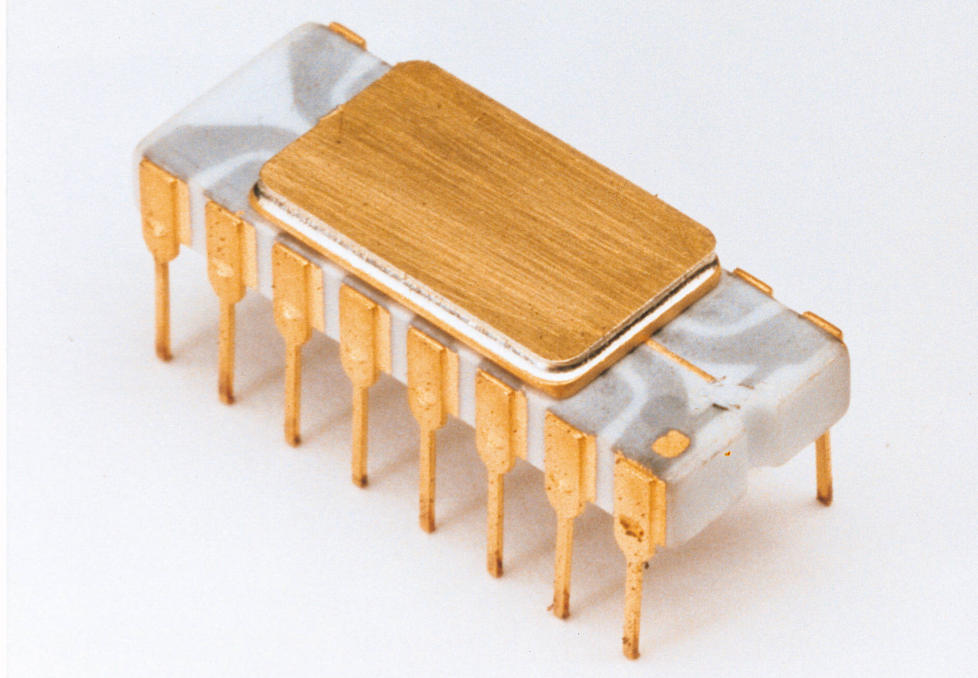 STARTEN P� ALT: Slik s� verdens f�rste kommersielt tilgjengelige mikroprosessor, Intel 4004, ut. I dag feirer den 40 �r. Foto: INTEL