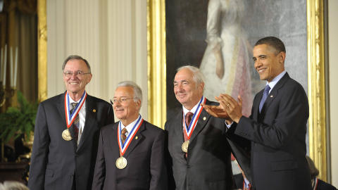 BLE HEDRET: De tre Intel-pionerene som var med p� utviklingen av mikroprosessoren, Federico Faggin, Ted Hoff og Stan Mazor, ble i fjor tildelt National Medal of Technology and Innovation av USAs president Barack Obama for deres arbeid p� Intel 4004.