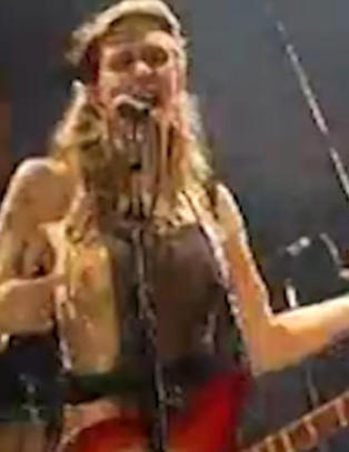 Courtney Love strippet p� scenen