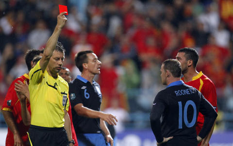 UTVIST: Rooney mistet besinnelsen og sparket ned Montenegros Miodrag Dzudovic. Foto: (AP Photo/Darko Bandic) UTVIST: Rooney mistet besinnelsen og sparket ned Montenegros Miodrag Dzudovic. Foto: (AP Photo/Darko Bandic)