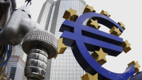 ET SP�RSM�L OM TILLIT: Europa trenger tiltak n�, mener professoren. Sp�rsm�let er om land som Italia, Spania og Frankrike klarer � skape en tillit hos obligasjonsmarkedet slik at det b�rer. Foto: AFP/SCANPIX