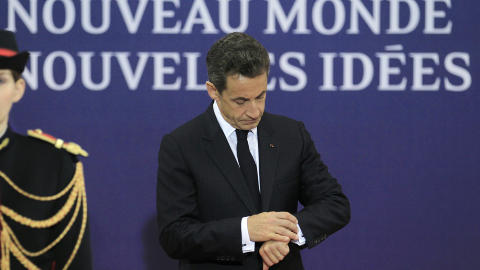 KJEMPER MOT TIDEN: Rentene, som Italia, Spania og Frankrike fyker i v�ret og n�rmer seg raskt et niv� �konomer mener ikke er b�rekraftig p� sikt. Her er Frankrikes president Nicolas Sarkozy. Foto: REUTERS/YVES HERMAN/SCANPIX
