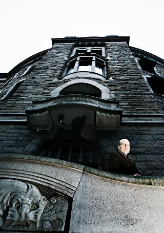 IKKE TIL � B�RE: - Hvis l�nerenten fortsetter p� 6,7 prosent for Italia, s� vil ikke landet klare � b�re det nesten uansett hvilke kutt de gjennomf�rer, sier professor Einar Lie. 
Foto: FRAN KARLSEN/DAGBLADET