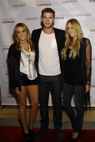 MED MAMMA OG KJ�RESTE: Kj�resten Liam Hemsworth og moren Tish Cyrus. Foto: Stella Pictures
