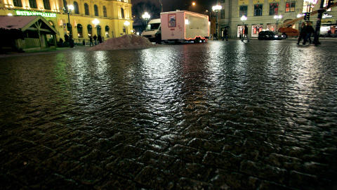 UNDERKJ�LT REGN: Flere steder p� �st- og S�rlandet advares det i dag mot glatte veier som f�lge av underkj�lt regn. Illustrasjonsfoto: Sara Johannessen/Scanpix