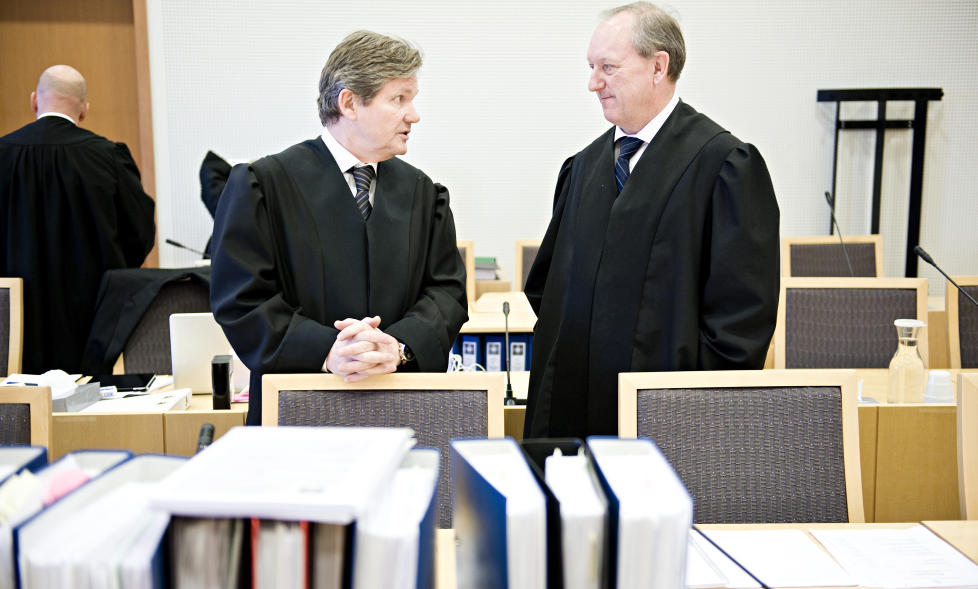 - MEST RELIGI�SE TALER: If�lge den antatte hovedmannens forsvarere, Arild Humlen (t.v.) og Carl Rieber-Mohn, brukte Davud multimediespilleren bare til � h�re p� konservative muslimske taler, og vet ikke hvordan bombe- og v�penoppskrifter havnet der. Foto: BENJAMIN A. WARD