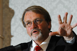 REDAKT�R: Bernt Hagtvet er en av to redakt�rer for antologien.
Foto: Geir Otto Johansen / SCANPIX .