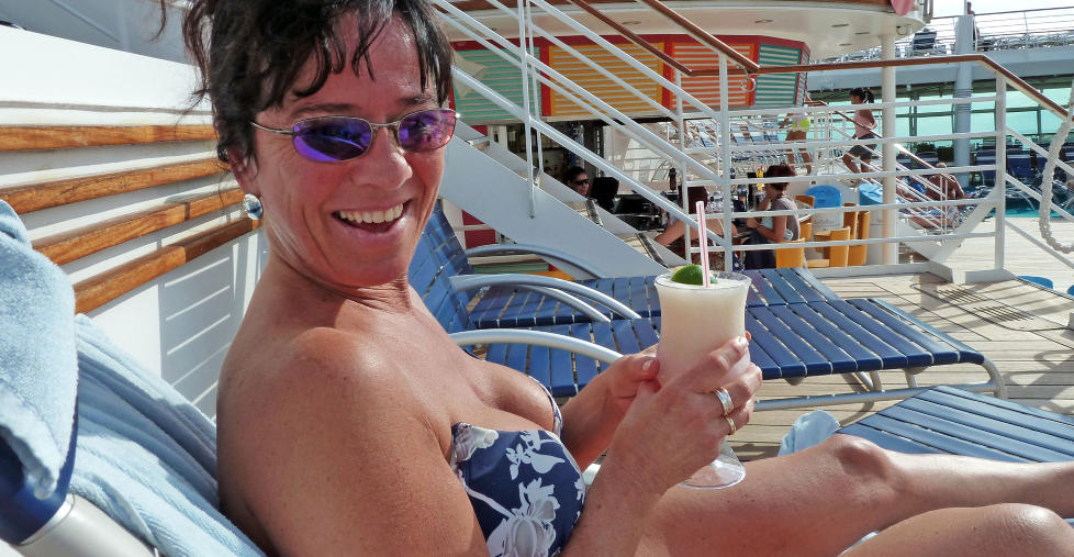 SM�RBLID: Med ekstra lommepenger fra rederiet, blir det billig for Wenche Homme Pedersen (47) og andre cruisepassasjerer � nyte en drink p� soldekket. Foto: EIVIND PEDERSEN