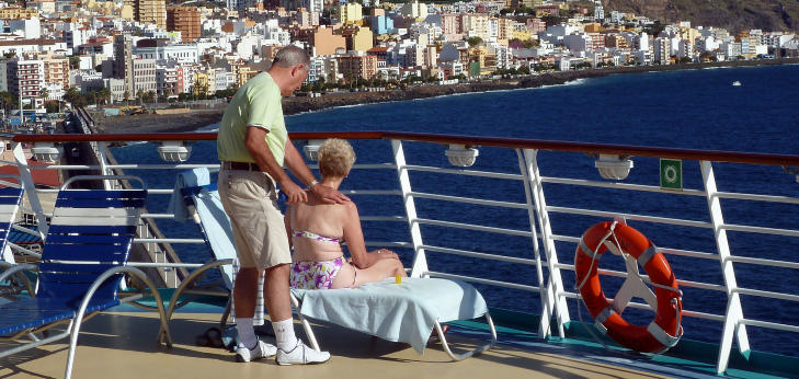 IDYLL: Livet p� soldekket er ikke � forakte n�r cruiseskipet anl�per Santa Cruz p� La Palma. Foto: EIVIND PEDERSEN