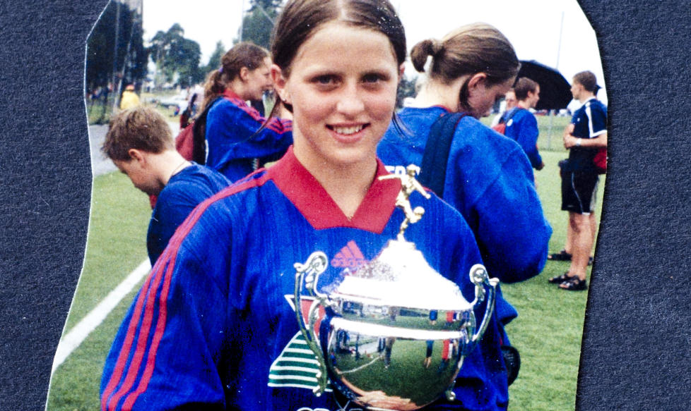 MED �B�TTA� P� SLETTA: En stolt Therese Johaug med Os/Nansens drakt og pokalen fra B-sluttspillet i Norway Cup. Foto: Privat