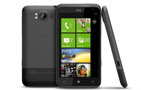 GIGANT: HTC Titan har en skjerm p� hele 4,7 tommer. Det gj�r at telefonen er diger. Foto: HTC