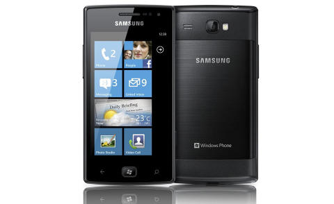 STR�MGJERRIG: Samsung Omnia W har en Super-AMOLED-skjerm, som bruker mindre str�m enn andre skjermer, og har skarpt bilde. Foto: Samsung