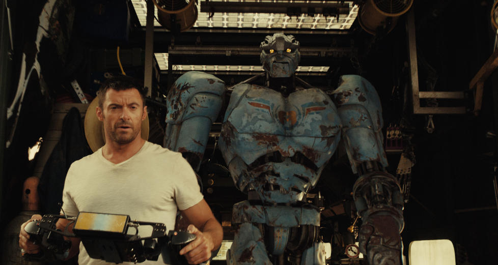 HUGE ACTION: Hugh Jackman er en avdanket bokser som fjernstyrer roboter i �Real Steel�.