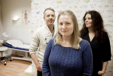 PRO MANN: Rapporten �Et usynlig marked� forfattet av Ulla Edith Bj�rndal (foran) konkluderte med at det var et behov for opps�kende arbeid rettet mot menn som selger sex. Justisdepartementet har bevilget penger, og n� starter Bj�rndal opp prosjektet Pro Mann sammen med avdelingssykepleier og sexologisk r�dgiver ved Pro Senteret, Camilla Johannessen (t.h) og sosialkonsulent Andreas Pedersen Kikvik. Foto: Espen R�st / Dagbladet