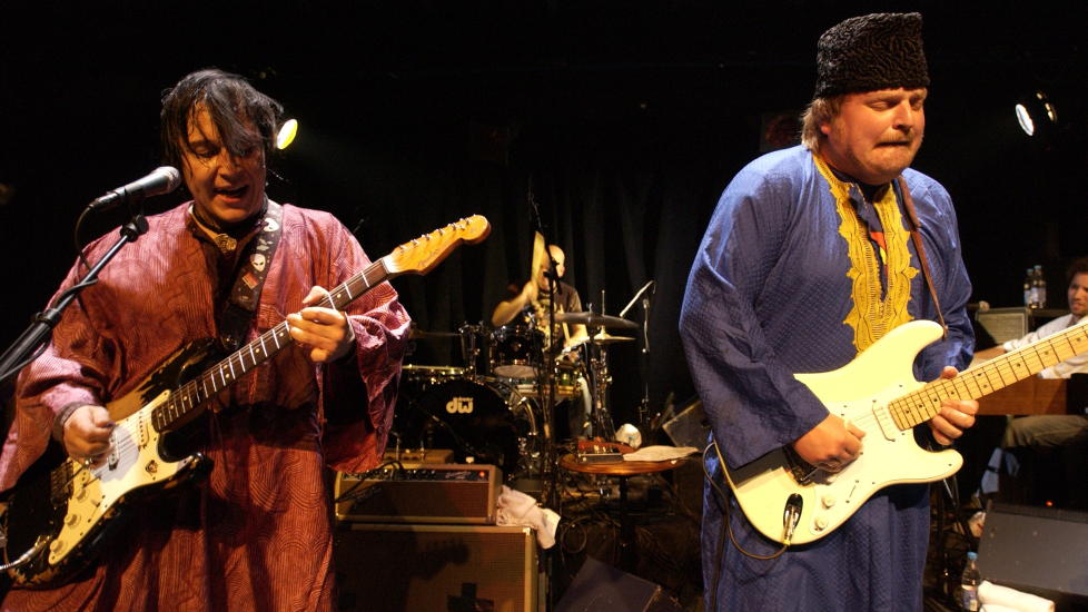 GITARKOMPISER: Vidar Busk (t.v.) og Knut Reiersrud har samarbeidet f�r, som her i Bergen i 2003. N� utgj�r de den l�se gruppa Guitarmageddon sammen med seks andre norske gitarister. Foto: Tor Erik H. Mathiesen / Dagbladet