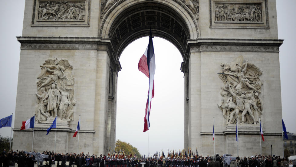 BYGDE KOPI: Under f�rste verdenskrig bygde Frankrike kopier av kjente deler av Paris som Triumfbuen og Operaen for � lure tyske bombefly. Her fra den ekte Triumfuben under en markering av at 93 �r siden slutten p� 1. verdenskrig 11. november i �r. Foto: AFP/LIONEL BONAVENTURE/SCANPIX