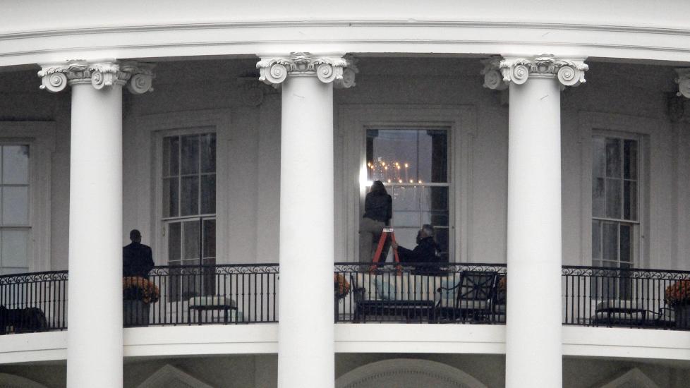 TRAFF DET HVITE HUS:  En 21 �r gammel mann er p�grepet etter at en kule traff en vindusrute i presidentboligen Det hvite hus. Ingen mennesker kom til skade i episoden. Foto: AP/Haraz N. Ghanbari/Scanpix