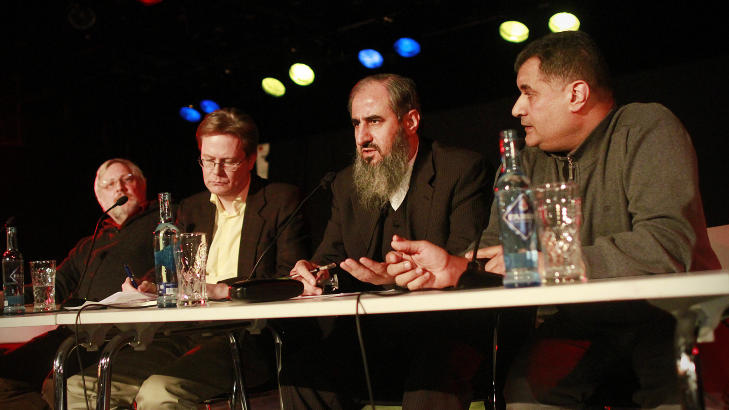 I DEBATT: F.v. Midtøstenkommentator og filosof, Lars Gule, samfunndebattant og Minerva-skribent Jan Arild Snoen, tidligere al-Islam-leder Mulla Krekar og hans tolk. Alle svarte de på spørsmål fra salen under debatten. Foto: HILDA NYFLØT / DAGBLADET I DEBATT: F.v. Midtøstenkommentator og filosof, Lars Gule, samfunndebattant og Minerva-skribent Jan Arild Snoen, tidligere al-Islam-leder Mulla Krekar og hans tolk. Alle svarte de på spørsmål fra salen under debatten. Foto: HILDA NYFLØT / DAGBLADET