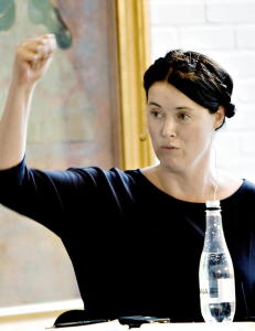 - Lukket seg inne for � skrive