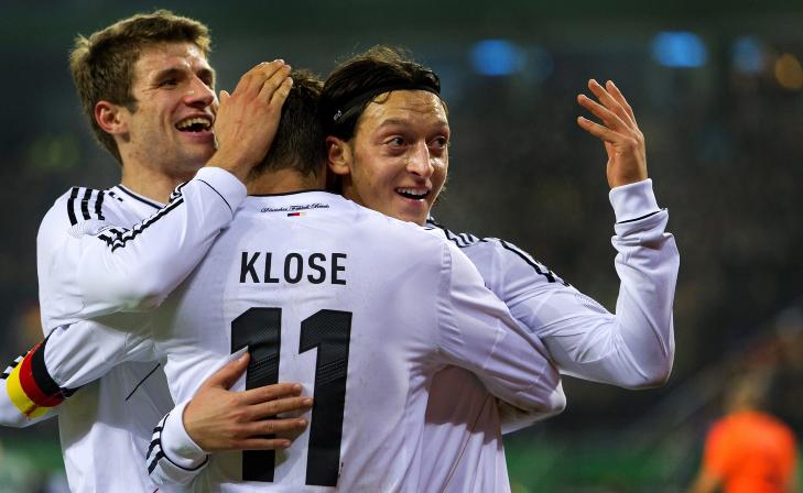UTRADISJONELLE METODER: Tysklands Thomas M�ller, Miroslav Klose og Mesut �zil g�r for EM-gull i Polen og Ukraina neste �r. N� tar landslaget utradisjonelle metoder i bruk for � motivere spillerne. FOTO: EPA/KOEN VAN WEEL