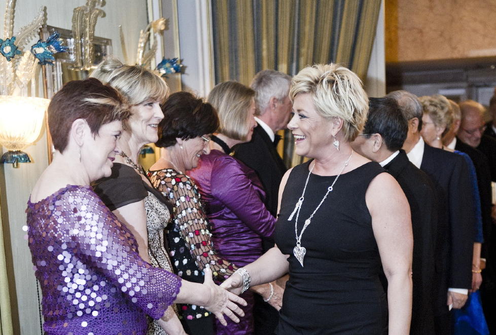 FREDSPRISBANKETT: Fremskrittspartiets leder Siv Jensen hilser p� Nobelkomiteens �got Valle (t.v.) og Inger-Marie Ytterhorn i det hun ankommer den Norske Nobelkomiteens tradisjonelle fredsprisbankett p� Grand Hotel i 2010. Foto: Aleksander Andersen / Scanpix