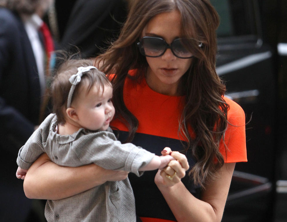 MOR OG DATTER: Mamma Victoria Beckham og datter Harper Seven ses ofte sammen. Her skal de ut og spise i New York. Foto: Stella Pictures