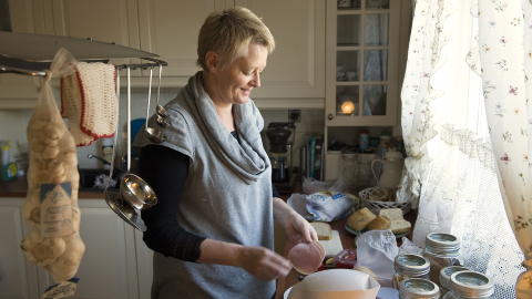 Spiser mat: Endelig spiser Sissel alt hun har lyst p� uten angst.  
Foto: Tor Erik Mathiesen