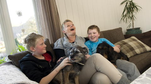  H�yt under taket: Sissel sammen med s�nnen Nikolai og nabogutt Marius og Bela. Her det det humor og god takh�yde.  Foto: Tor Erik Mathiesen