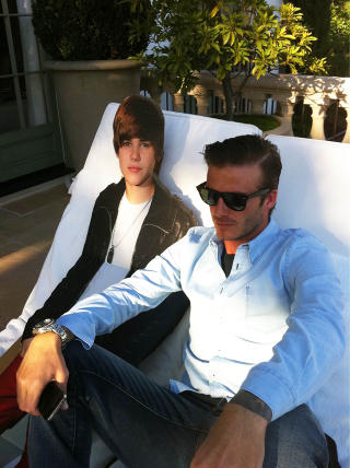 BECKHAM: Med en plakat av Justin Bieber. Foto: Stella Pictures