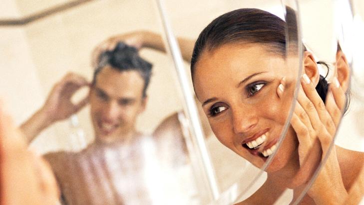 7 OM ATTRAKTIVITETEva Tryti:

1. Pynt deg

- Seksuell tiltrekning har �penbart � gj�re med fysisk form og utseende. Men det er ikke sikkert det er det viktigste, og vi burde kanskje ikke gj�re det til det viktigste. F�r var r�det: �Pynt og stell deg�. N� g�r vi i en litt skummelt i retning, for r�det er: �Omform deg. Men det � pynte og stelle seg for hverandre er viktig.

2. Hva liker partneren?

- � merke seg hva partneren synes er fint, er noe mange burde gj�re oftere. Hvis partneren din synes det er fint med skj�rt eller fargerike skjorter, kan du kanskje g� i det noen ganger selv om det ikke er favorittplagget ditt.

Andreas L�es Narum:

3. V�r tilgjengelig

- � v�re attraktiv handler ogs� om � v�re tilgjengelig for den andre, vise at man er der og st�tter hverandre. Ved � gj�re det lar du partneren din forst� at du synes han eller hun er attraktiv.

4. Etabler rutiner

&mdash;Du b�r s� ofte som mulig, helst daglig, v�re til stede for partneren, kanskje etablere sm� rutiner; en ordentlig klem med l�ft etter jobben. Dette er ting vi ser de som fremdeles er glade i hverandre gj�r.

Peder Kj�s:

5. Vis omtanke

- Det er lurt � holde stilen litt og fortsette � pynte seg og se OK ut. Ikke n�dvendigvis bare for at partneren skal ha noe pent � se p�, men det ligger en omtanke for den andre i det. Det er en bekreftelse p� at forholdet er viktig og betyr noe for en.

6. Godta �forfallet�

- Det g�r ikke an � se ut som man alltid har gjort, og man m� forvente, godta og synes det er fint at partneren �forfaller�.

7. Hold p� fellesskapet

- Andre ting enn utseendet gj�r at man er attraktiv i forholdet: Felles interesser, orientering og at man er intellektuelt oppeg�ende. Pr�v � holde p� de tingene dere har felles.
Foto: Colourbox