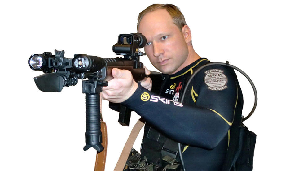 ODINS SVERD: Anders Behring Breivik er i sitt manifest med rifla han seinere brukte p� Ut�ya. P� rifla er det risset inn �Gungnir�, det norr�ne navnet p� Odins sverd. Politiet bekrefter at ekstrautstyret p� rifla ble brukt ogs� p� Ut�ya. Eneste unntak er h�ndgrepet, og muligens lyset, som var borte da Breivik ble p�grepet.
Foto: Faksimile fra manifestet / Scanpix