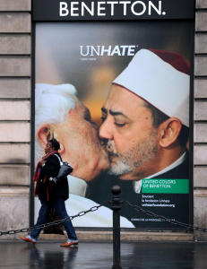 Benetton trekker omstridt kyssereklame