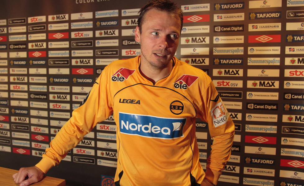 LANG VEI TILBAKE: Arild Sundgot erkjenner at han har en lang vei tilbake til fotballbanen. Derfor tror veteranspissen at karrieren n� er over.Foto: Svein Ove Ekornesvaag / Scanpix