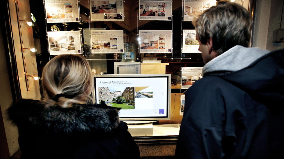 HEVER EGENKAPITALKRAVET:  Finanstilsynet gj�r det vanskeligere for nyetablerere og �konomisk vanskeligstilte � f� l�n, mener Eigir Mobanken i Husbanken. 
FOTO: HENNING LILLEG�RD/DAGBLADET.