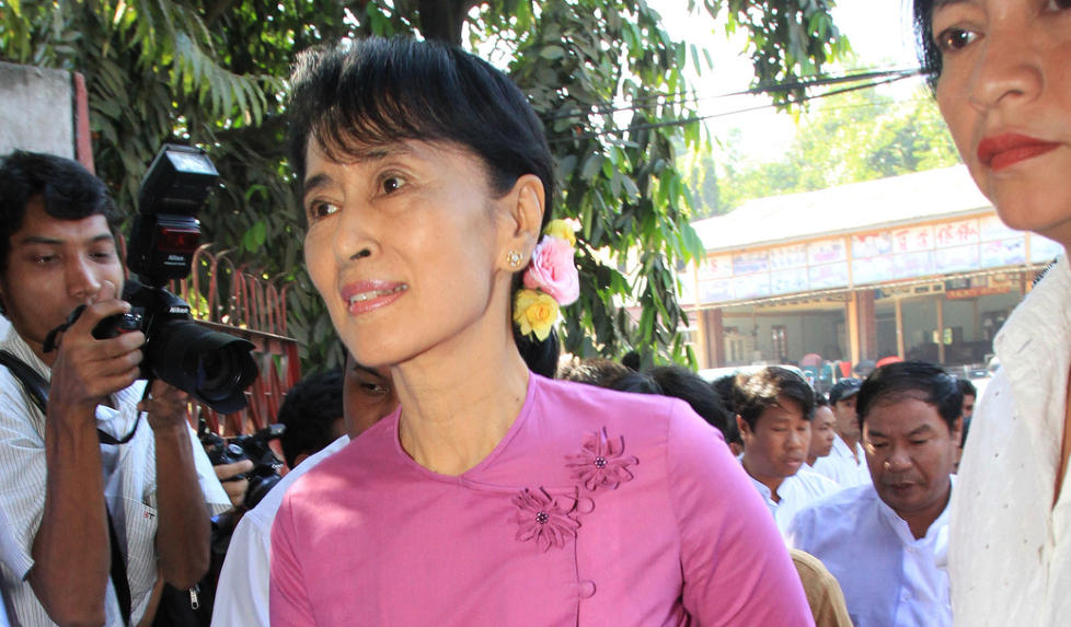 COMEBACK:  Fredsprisvinner Aung San Suu Kyis parti vil registrere seg som et normalt, politisk parti. Foto: AP Photo/Khin Maung Win/Scanpix