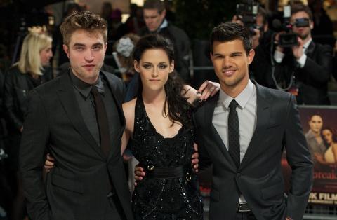 F�R ROS: Robert Pattison (f.v.), Kristen Stewart og Taylor Lautner har alle gjort positivt inntrykk p� kollega Elizabeth Reaser: - Jeg er blitt glad i dem alle sammen, sier Reaser. Foto: Stella Pictures
