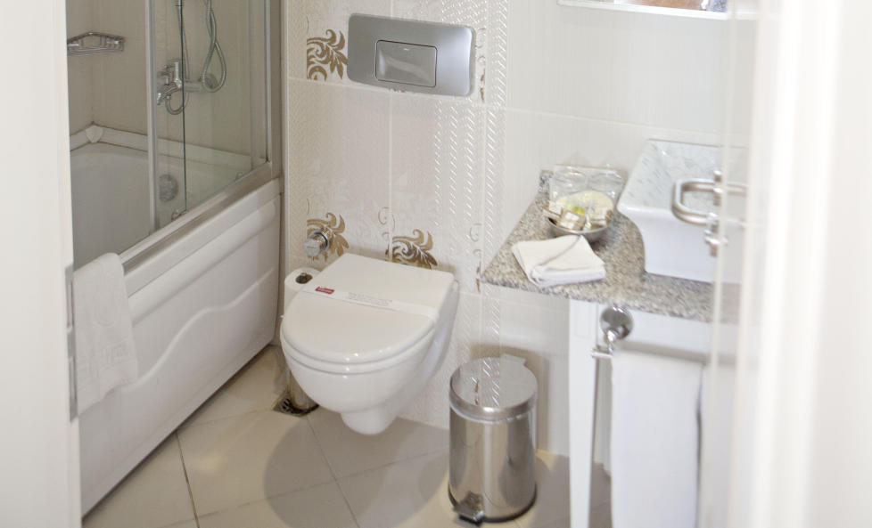 SKITTENT: Til � v�re et oppgradert rom skulle man kanskje tro at badet er noe st�rre enn at det knapt g�r an � snu seg, og boblebadekaret var p� ingen m�ter gjort rent.