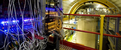 - Partiklene reiser fortsatt raskere enn lyset