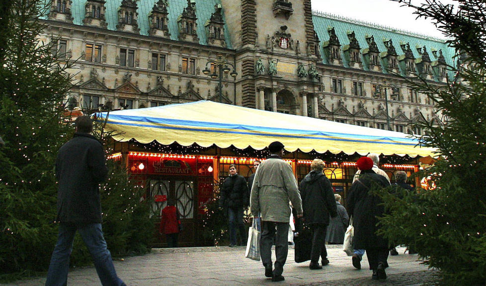 JULEMARKEDSHOVEDSTADEN? Fra 21. november til 31. desember er det hele 15 ulike typer julemarkeder i Hamburg. Bildet viser julemarkedet p� Rathausplats. Foto: GEIR B�LSTAD