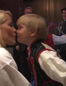 Her f�r Mette-Marit en god nuss av yngstes�nnen