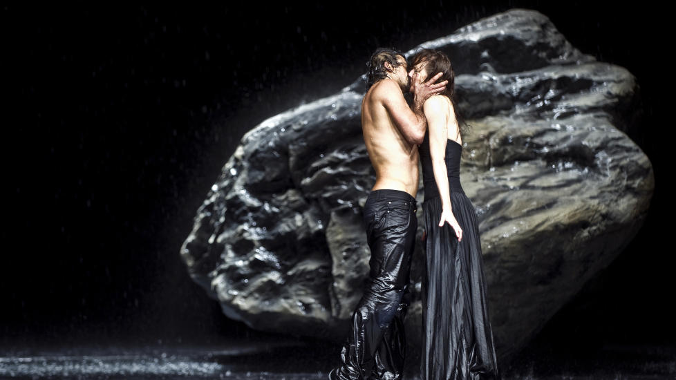 MANGE KYSS: Men forholdene som skildres i den sterke danseforestillingen �Vollmond� er ikke helsebringende. Foto: Erik Berg/Den Norske Opera og Ballett.
