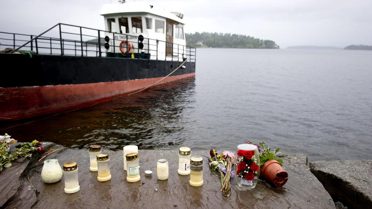 STERKT VITNEMÅL: I dag forklarte skipperne på M/S Thorbjørn seg i Oslo tingrett. Det ble lagt ned blomster og tent lys på kaia i Utvika etter 22 .juli. Foto: Øistein Norum Monsen / DAGBLADET STERKT VITNEMÅL: I dag forklarte skipperne på M/S Thorbjørn seg i Oslo tingrett. Det ble lagt ned blomster og tent lys på kaia i Utvika etter 22 .juli. Foto: Øistein Norum Monsen / DAGBLADET